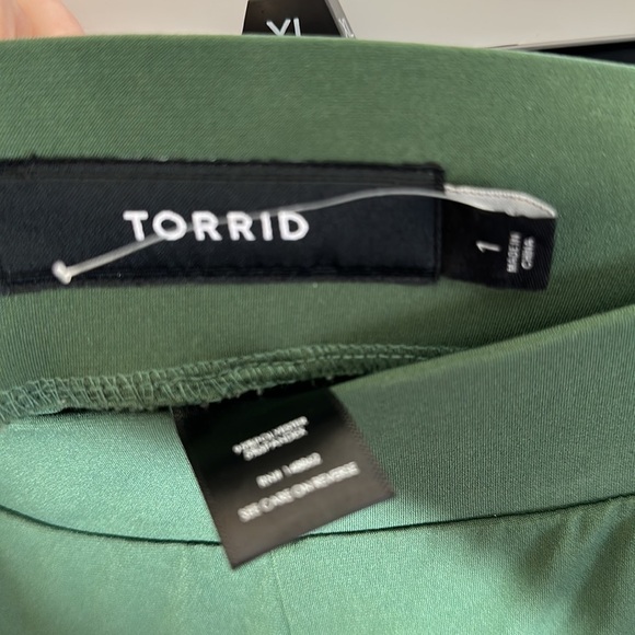 Torrid 1 CROP PULL-ON WIDE LEG STUDIO KNIT MID-RISE PANT - Picture 7 of 8